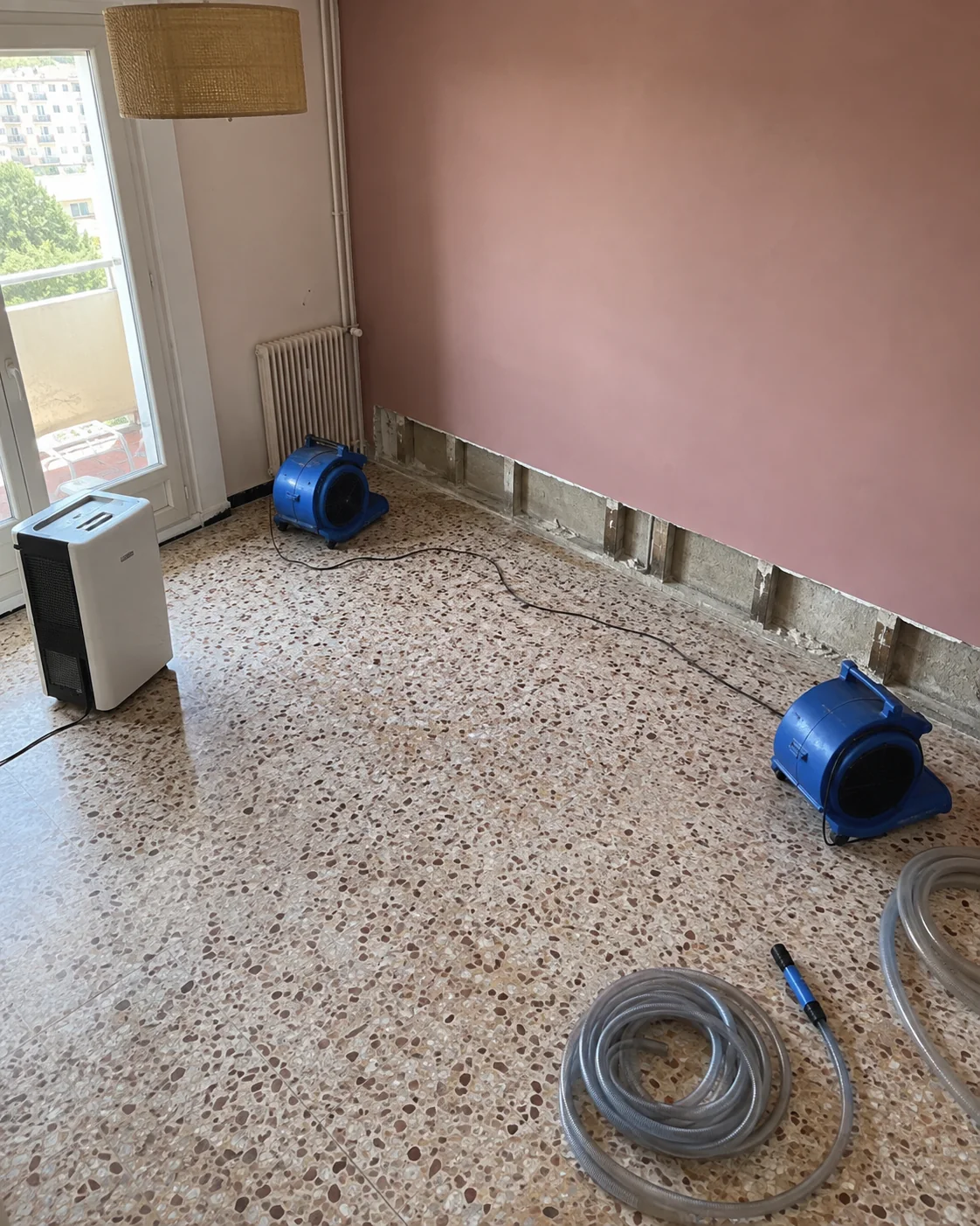 Pièce en cours de séchage après un dégât des eaux